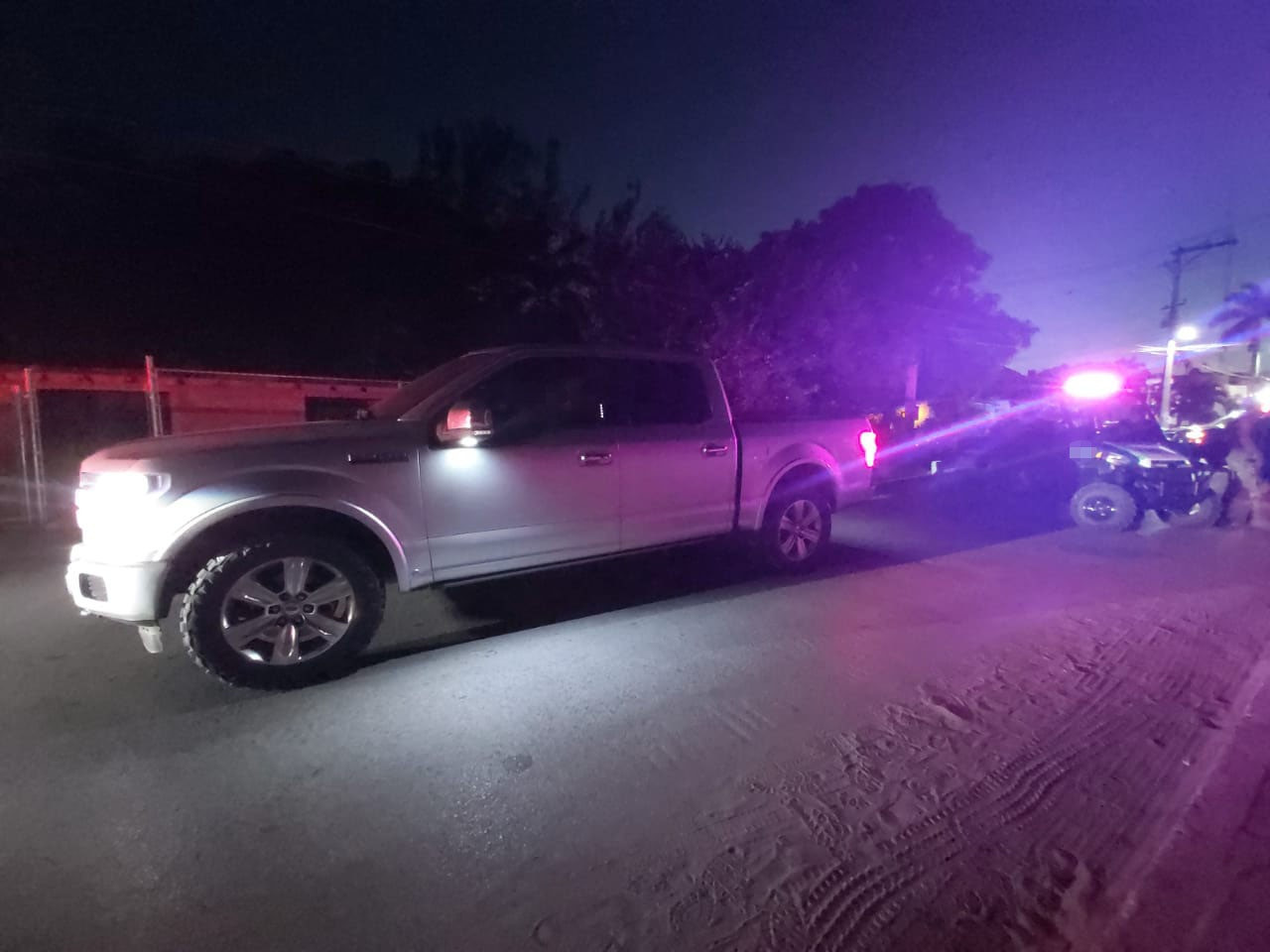 Detiene Policía Estatal a 3 hombres y aseguran camioneta y armas