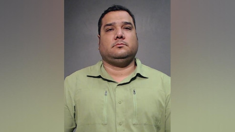 Hombre es arrestado por tener 3 esposas