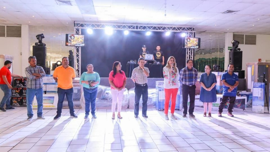 Convive Alcaldesa Maki Ortiz con trabajadores municipales