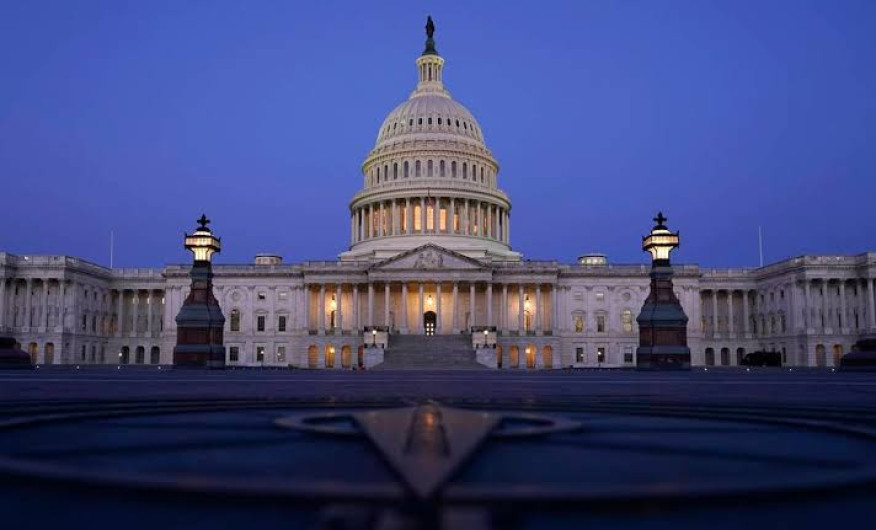 Senado de EU aprueba plan fiscal de Trump con impuesto a remesas