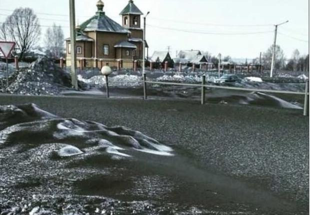 Cae nieve negra y tóxica en Rusia