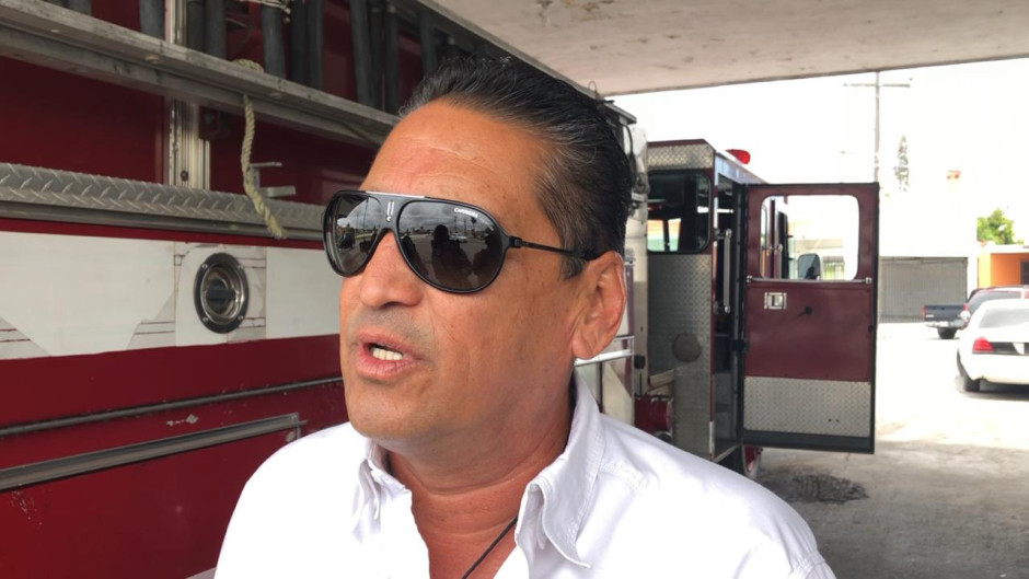 Rescatan bomberos a perro “Chihuahua” de alcantarilla