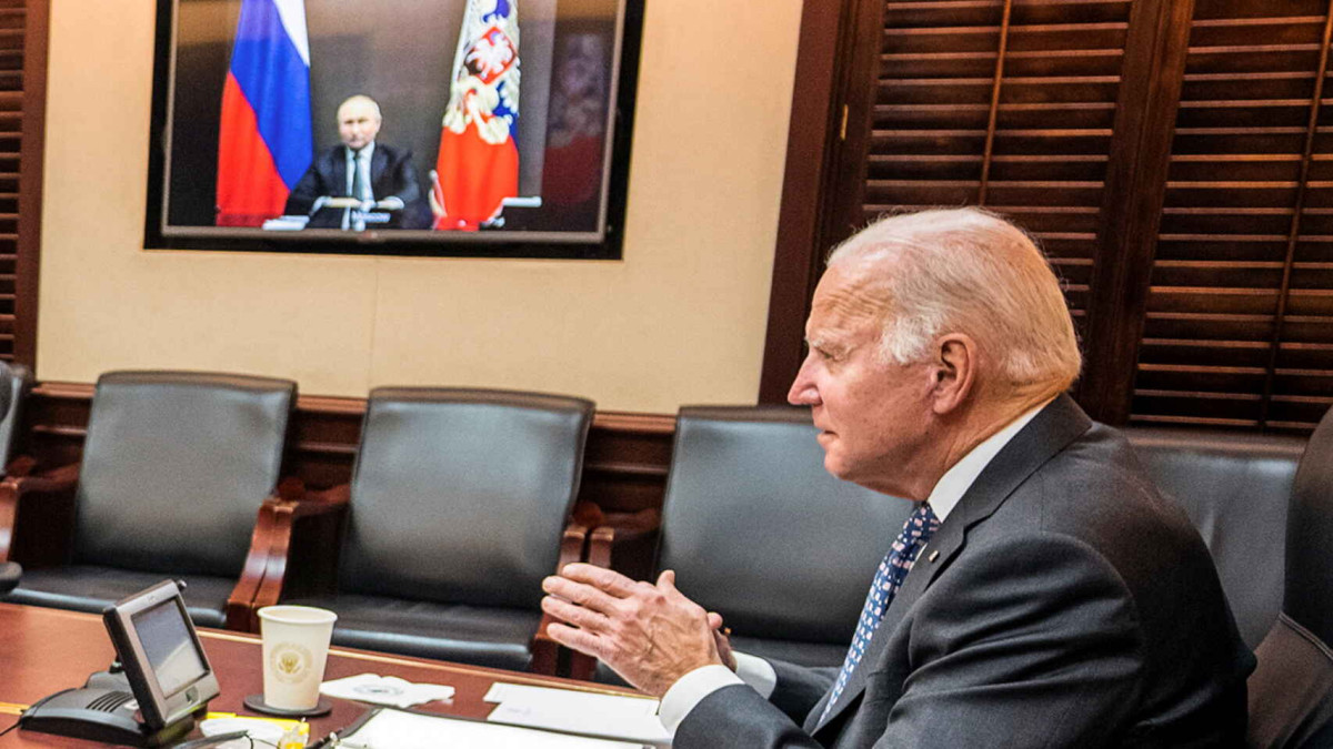 Joe Biden amenaza a Putin con fuertes sanciones si ataca Ucrania