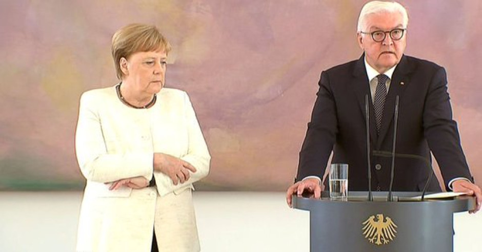 Vuelve a temblar Angela Merkel en un acto oficial