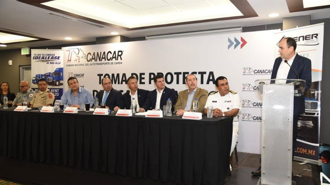 Asiste alcalde a toma de protesta de mesa Directiva de CANACAR