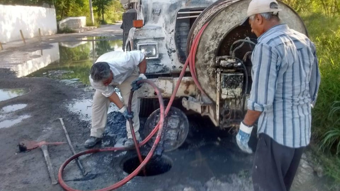 Comapa trabaja con equipo vactor