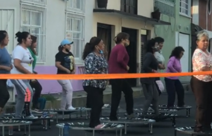 Mujeres cierran calle para hacer ejercicio 