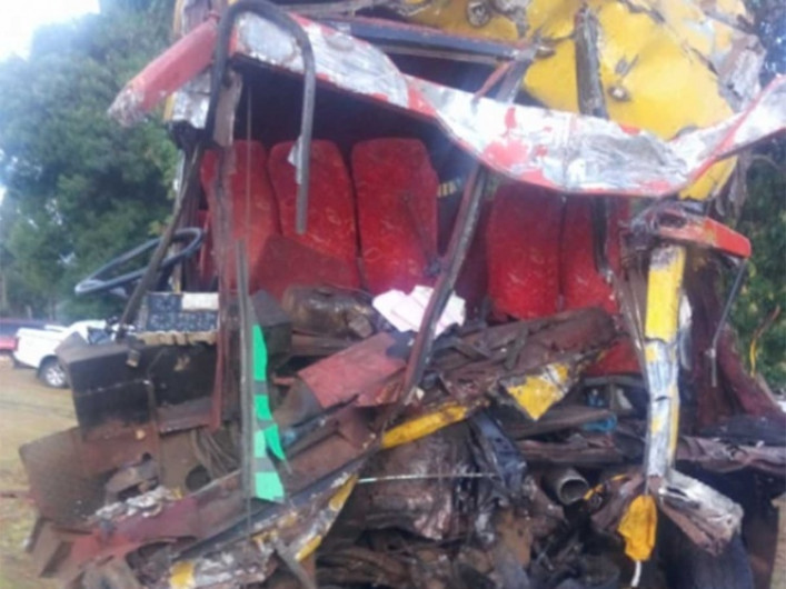 9 muertos tras choque de autobús y camión en Kenia