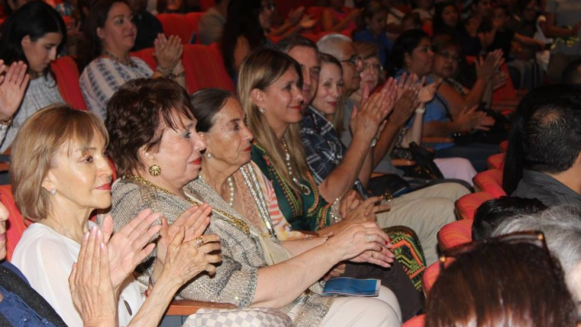 Alcaldesa asiste a presentación del ballet clásico "Alicia en el país de las maravillas"