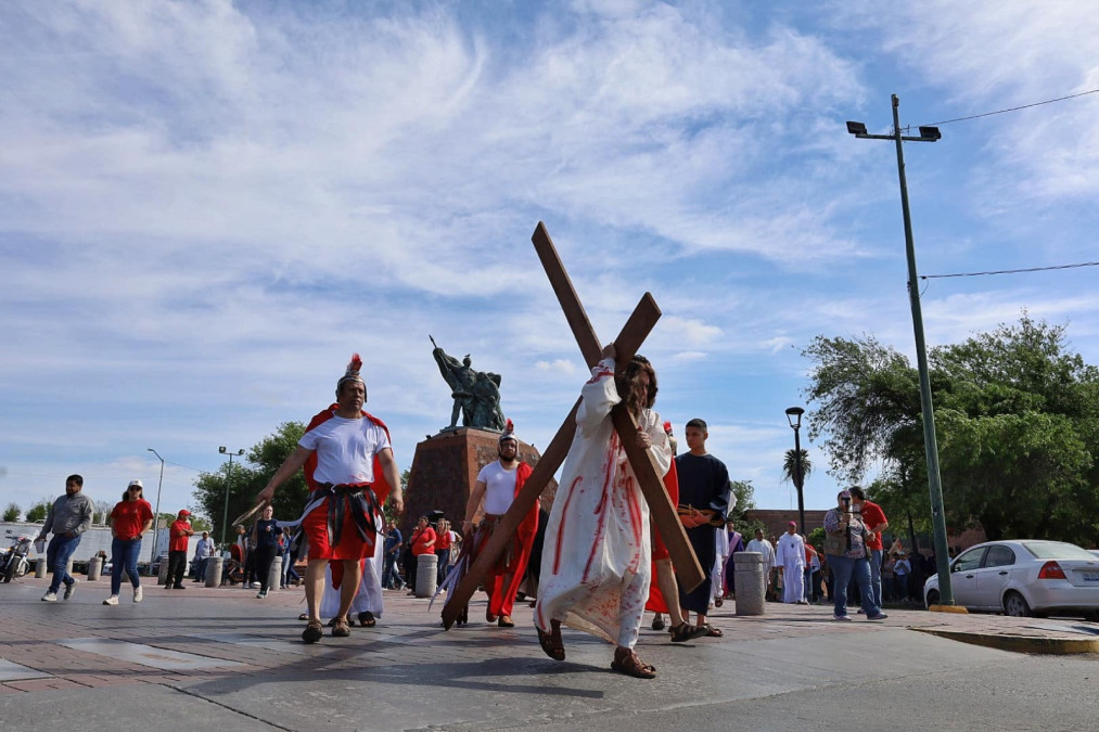 Realizaron neolaredenses viacrucis viviente 