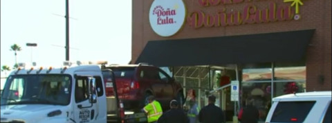 Vehículo choca contra restaurante de Weslaco