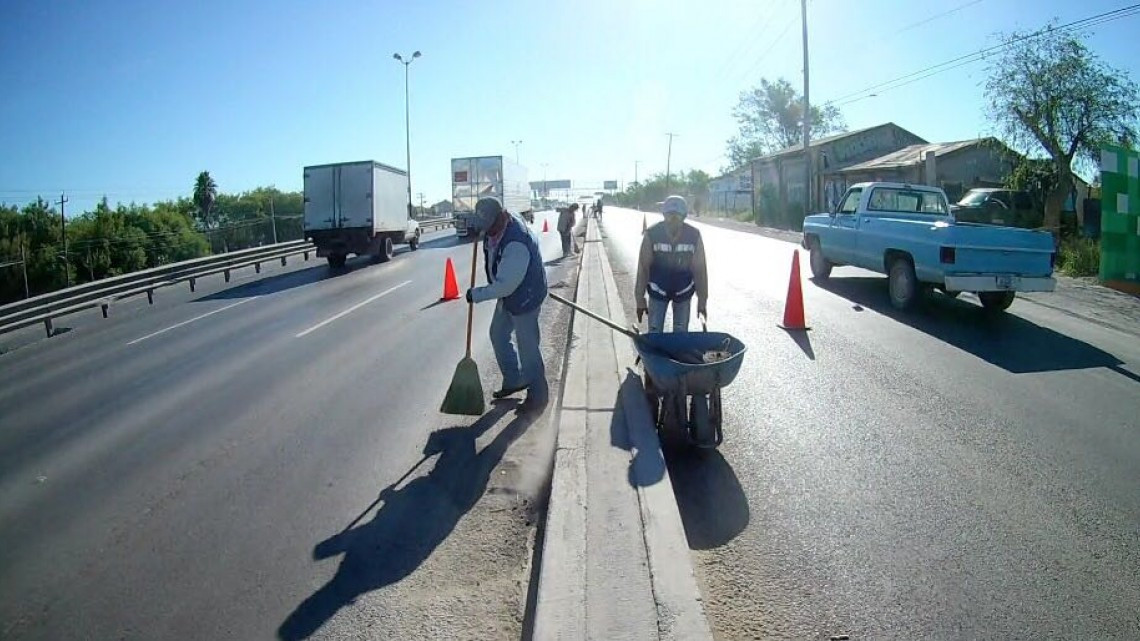 Delimitan cuadrillas municipales espacio para trabajar con seguridad