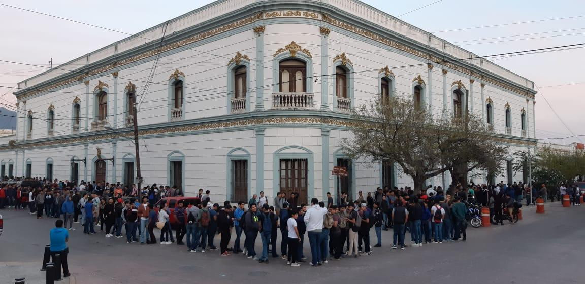 Jóvenes sitian la Presidencia en Victoria 