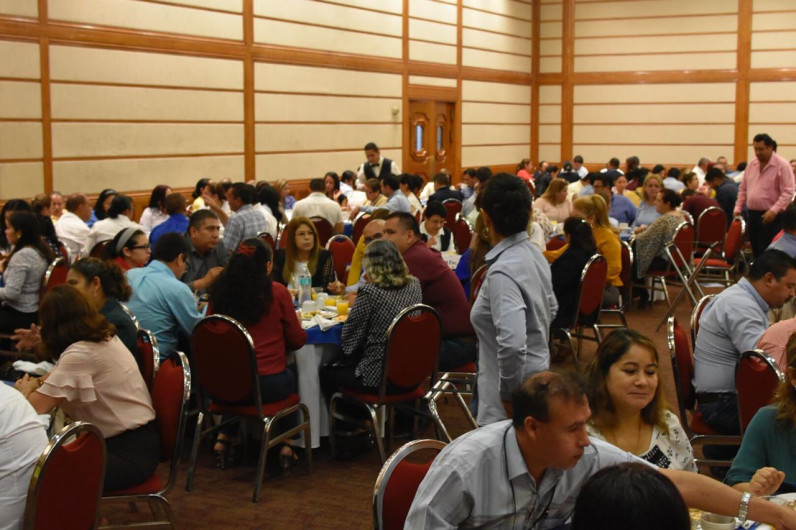 Capacitan a líderes educativos