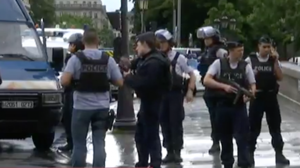 Policía dispara a un hombre que intentó agredirle en Notre Dame