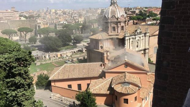 Se derrumba techo de iglesia en Roma