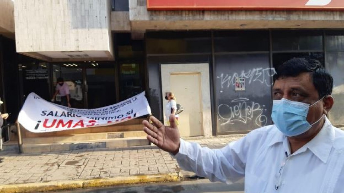 Maestros jubilados toman delegación del ISSSTE; amenazan con tomar edificios y carreteras 