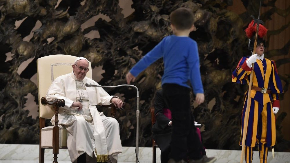 Niño autista conquista al Papa tras interrumpir audiencia