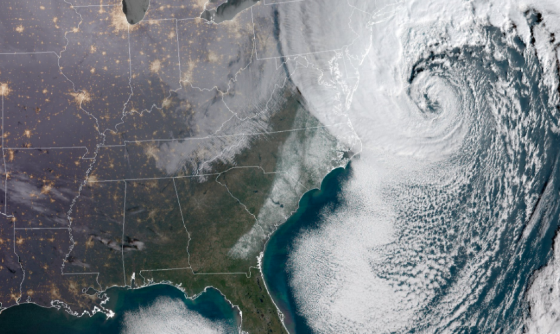 Nevadas y vientos azotan Costa Este de EU