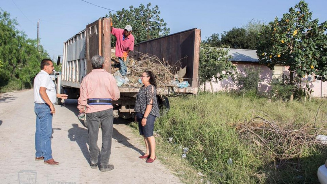 Vecinos apoyan con el mantenimiento de la Colonia Primavera