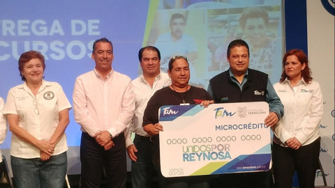 Entrega Secretaría de Economía los recursos de microcréditos