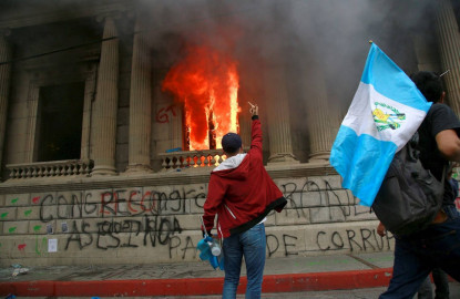 Protestantes en Guatemala incendian instalaciones del Congreso 