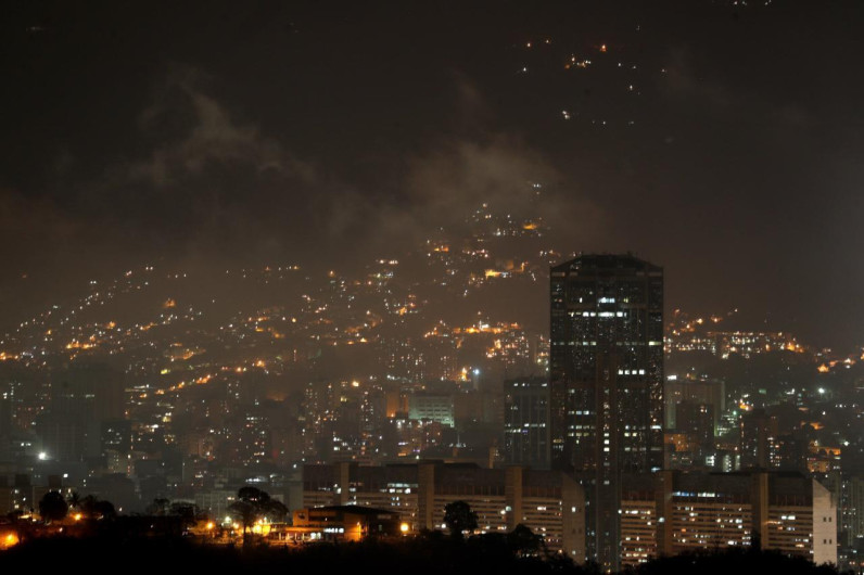 Restablecen servicio eléctrico en Venezuela