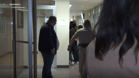 ICE arresta a madre de sujeto sentenciado a 20 años de prisión por muerte de oficial