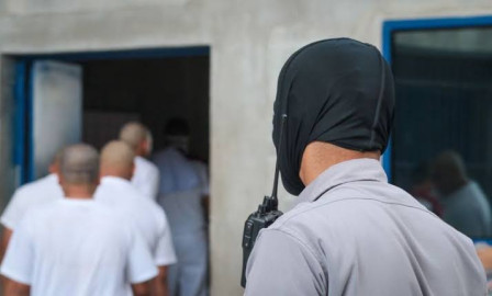 En El Salvador, la "guerra" contra las pandillas deja casi 42 mil detenidos