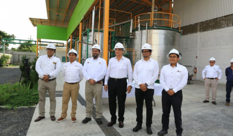 Recorre gobernador Américo Villarreal planta que transforma plásticos en combustibles en Altamira