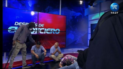 Hombres encapuchados y armados irrumpen en vivo un canal de tv de Ecuador