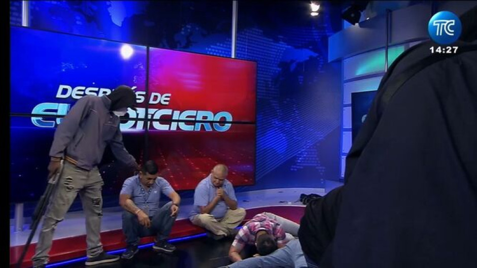 Hombres encapuchados y armados irrumpen en vivo un canal de tv de Ecuador