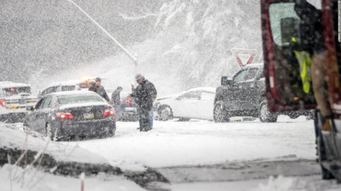 Miles de personas sin electricidad por tormenta invernal