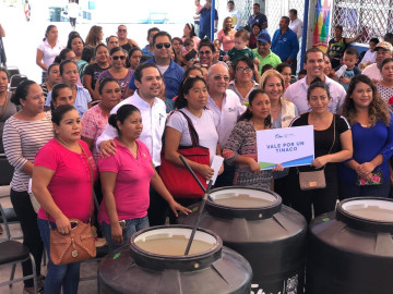 Entregan 63 tinacos gratuitos a vecinos de la colonia Loma Real