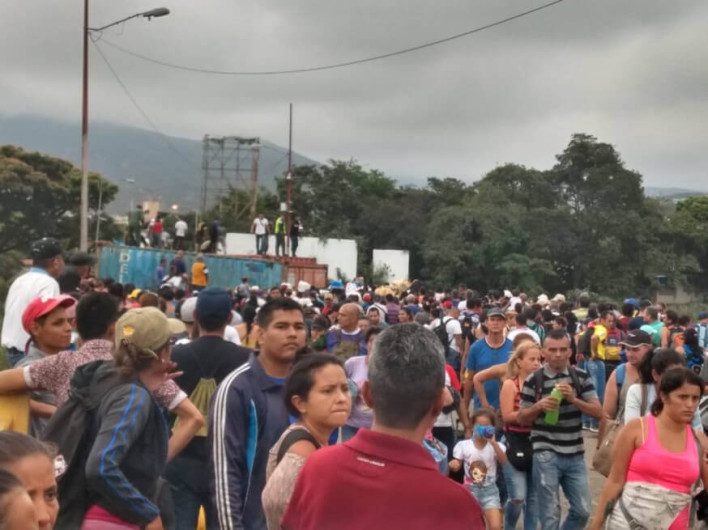  Venezolanos rompen barreras en el puente Simón Bolívar