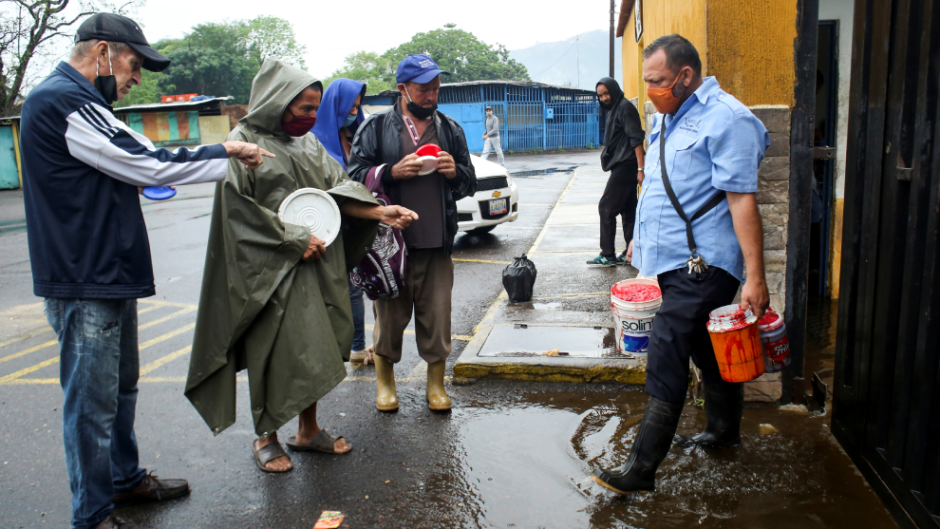 Cristóbal toca tierra en Ciudad del Carmen y se debilitará gradualmente