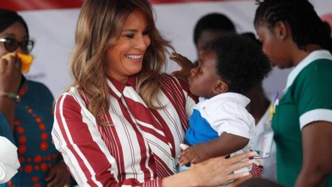 Inicia gira de Melania por África