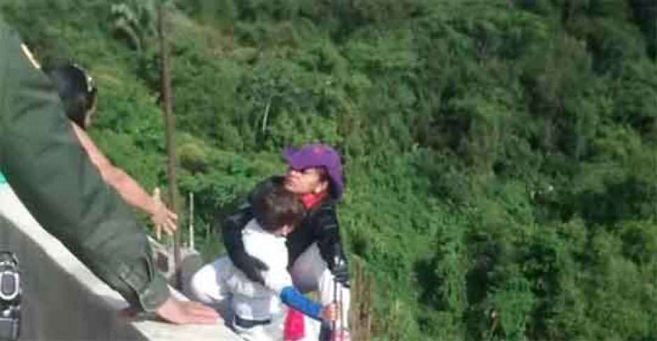 “Dios mío ¡Se tiró!” : mujer se suicida con su hijo en brazos