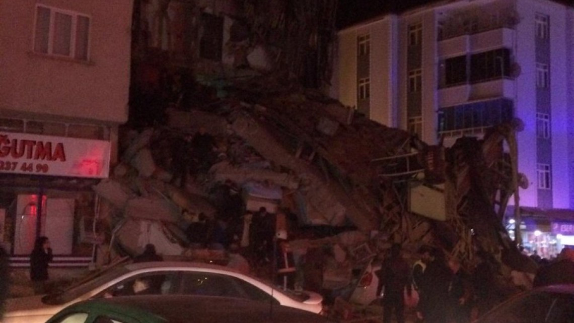 Al menos 19 fallecidos tras sismo de magnitud 6,5 en Turquía