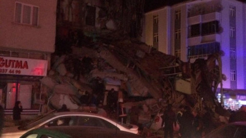 Al menos 19 fallecidos tras sismo de magnitud 6,5 en Turquía