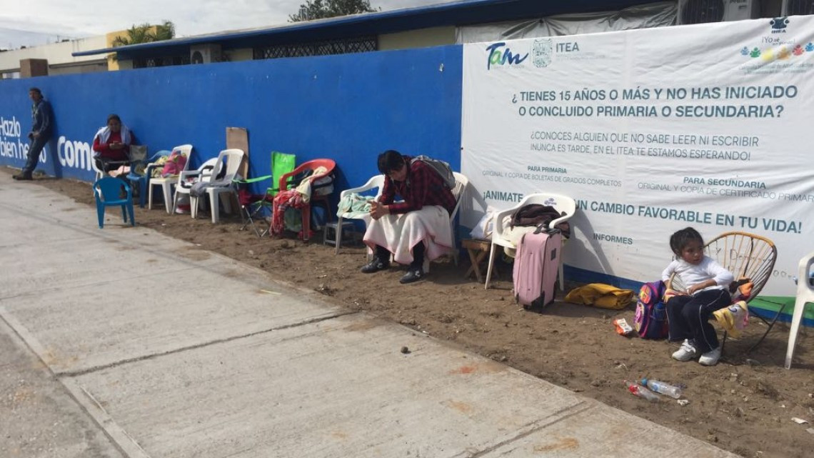Padres de familia hacen fila para inscribir a sus hijos