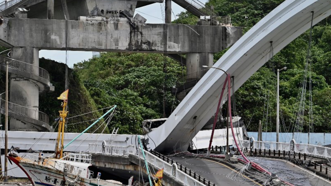 Varios heridos tras derrumbarse un puente en Taiwán
