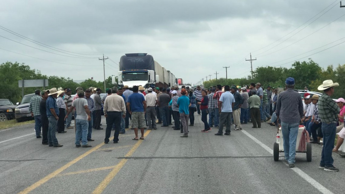 Productores bloquean carretera Victoria-Matamoros
