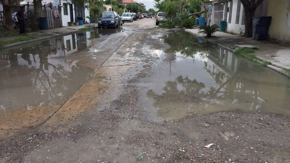 Vecinos de la Popular habitan entre aguas negras 