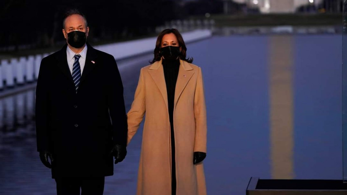 Joe Biden y Kamala Harris homenajean a los muertos por COVID-19 en EU