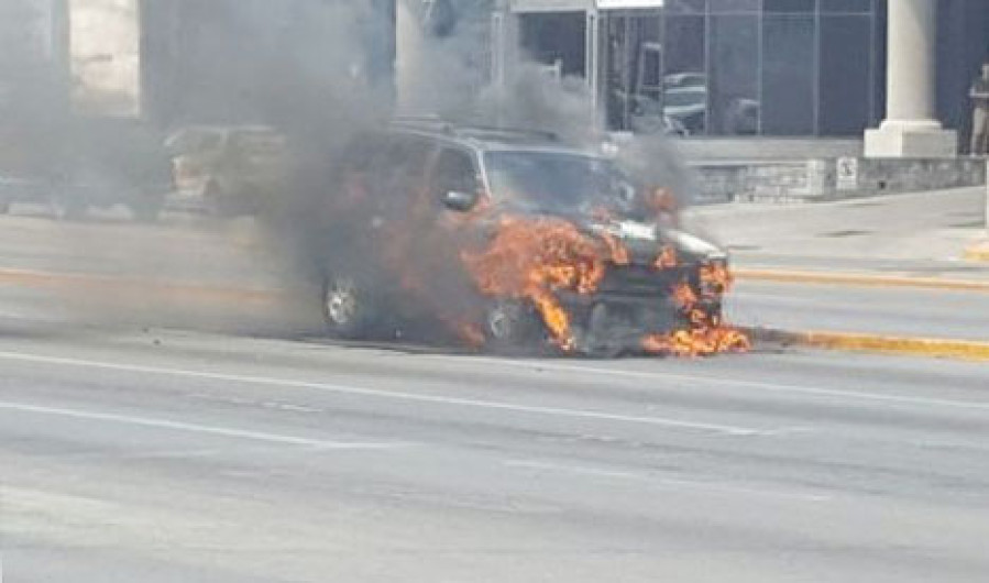 Calcinada camioneta por cortocircuito