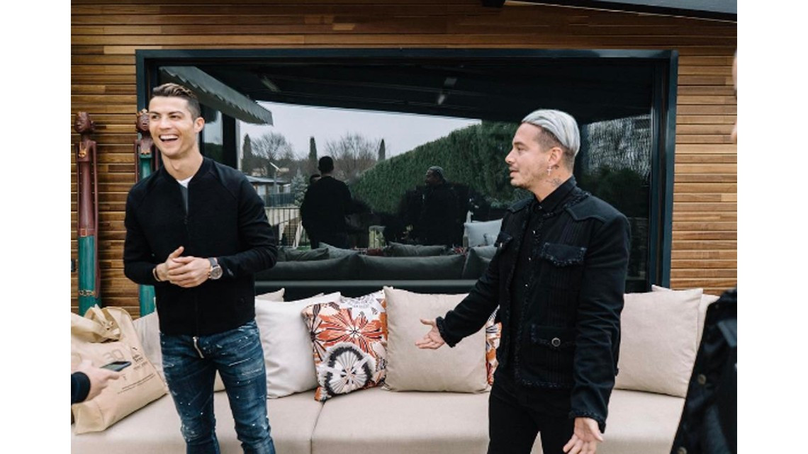 J Balvin y Cristiano Ronaldo haciendo broma en Instagram