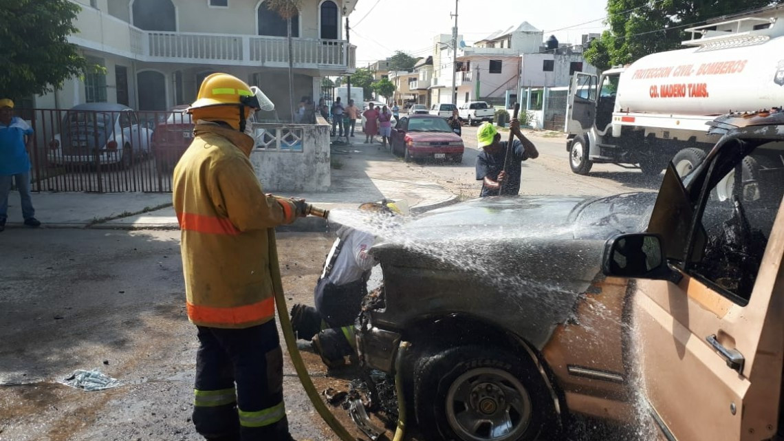 Se incendia camioneta por corto circuito