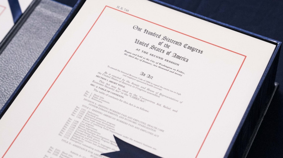 Trump firma plan de rescate para combatir el coronavirus