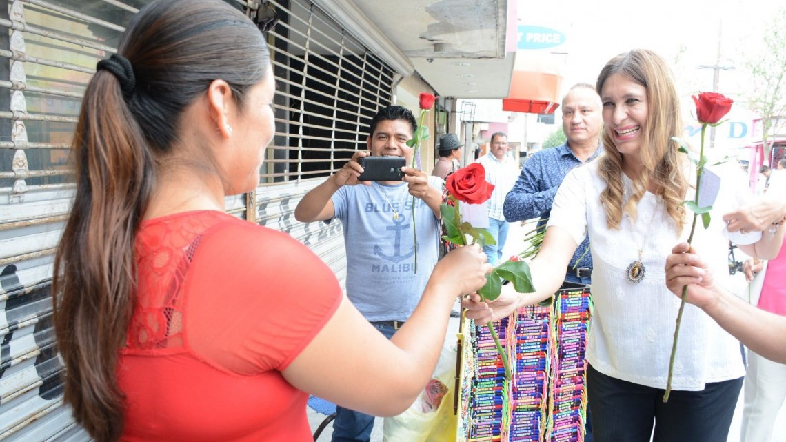 Alcaldesa felicita a las mamás y entrega obsequios